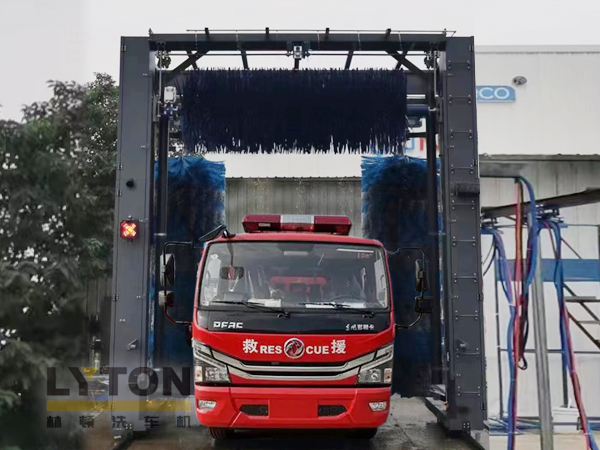 大型通道式巴士洗車機(jī)　通道式洗車方式　廣泛應(yīng)用于各全國(guó)各大城市公交系統(tǒng)等