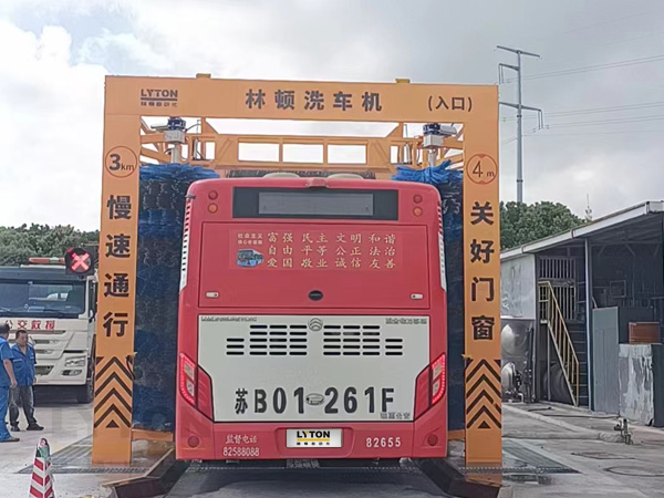 無(wú)錫某公交場(chǎng)站選擇林頓大型通道式巴士洗車(chē)機